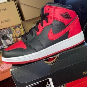 JORDAN 1 MIDS GIRLS